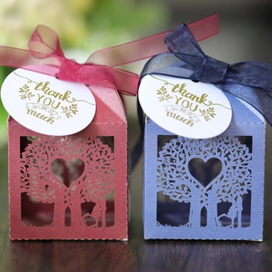 Laser-cut wedding favor box with love tree design and thank you card decorations