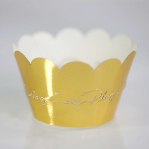 Elegantes envoltorios dorados para cupcakes con diseño CAKE PLAY cortado a láser para fiesta