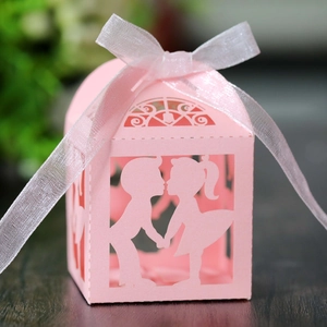 Vue détaillée de la boîte à bonbons rose découpée au laser avec silhouette de couple et ruban