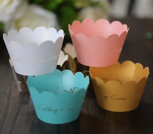 Detalle de moldes para magdalenas multicolores con bordes ondulados y letras doradas