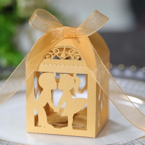 Boîte à bonbons de mariage dorée découpée au laser avec silhouettes garçon et fille