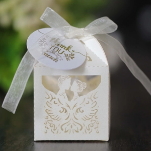 Detailaufnahme der weißen lasergeschnittenen Hochzeits-Gastgeschenkbox mit Schleife
