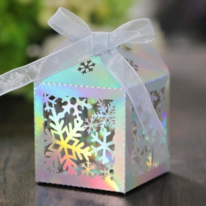 Boîte à bonbons irisée découpée au laser avec flocon de neige et ruban blanc élégant