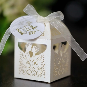 Details von lasergeschnittenen perlmuttweißen Gastgeschenkboxen mit Dankesanhänger