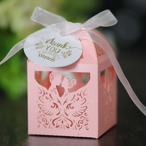 Rosa lasergeschnittene Hochzeits-Süßigkeitenbox mit Schleife und Dankeschön-Anhänger