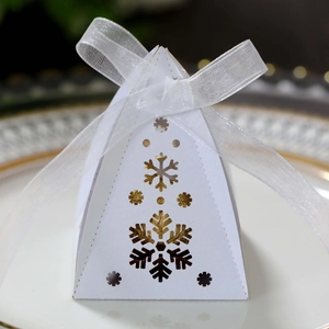 Detail van witte geschenkdoos met uitgesneden sneeuwvlok en luxe zijden lint