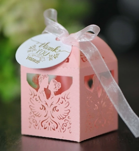 Rosafarbene lasergeschnittene Hochzeitsbox mit romantischer Silhouette und Etikett