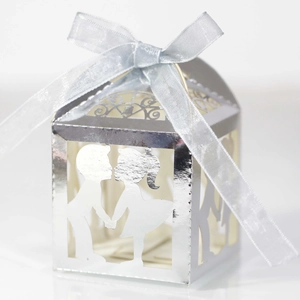 Détail de la boîte à bonbons argentée découpée au laser avec silhouette romantique