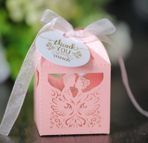 Detail der rosa lasergeschnittenen Hochzeitsbonbonschachtel mit Paar-Motiv und Schleife