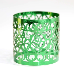 Dettaglio della decorazione traforata a rosa verde tagliata al laser effetto metallo