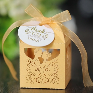 Detail der lasergravierten champagnergoldenen Gastgeschenkbox mit Schleife und Tag