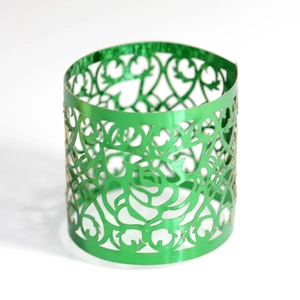 Dettaglio dell'anello verde intagliato al laser con motivo rosa per decori nozze