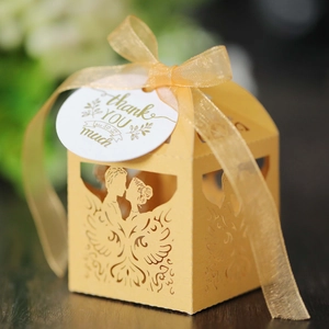 Detail der lasergeschnittenen goldenen Hochzeitsbox mit Liebespaar-Motiv und Schleife