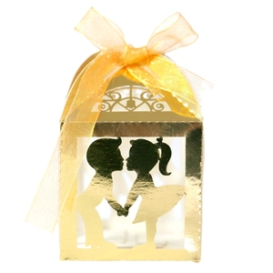 Boîte à bonbons de mariage dorée découpée au laser avec silhouette de couple romantique