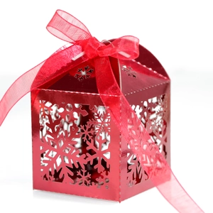 Détail de la boîte à bonbons flocon de neige rouge avec ruban élégant pour cadeaux
