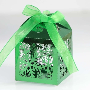 Détail de la boîte à bonbons flocon de neige verte avec ruban pour cadeaux de Noël