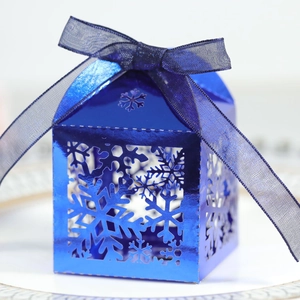 Boîte à bonbons bleue découpée au laser avec flocon de neige et ruban en organza