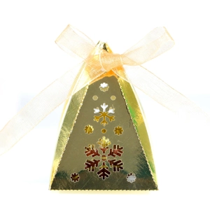 Detail van witte snoepdoos met uitgesneden sneeuwvlok en een elegant gouden zijden lint
