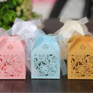 Boîtes à bonbons ajourées en forme de rose avec rubans élégants pour cadeaux de mariage