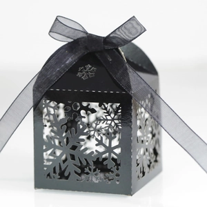 Détail boîte à bonbons noire évidée flocon de neige avec ruban en organza