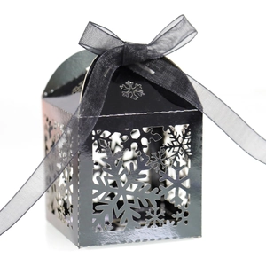 Vue détaillée de la boîte cadeau flocon découpée au laser avec ruban en organza noir