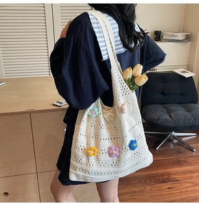 Dettaglio borsa shopper all'uncinetto bianca con fiori 3D colorati e tulipani gialli