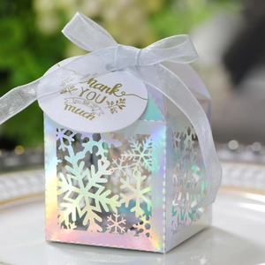 Détail d'une boîte à bonbons holographique avec flocon de neige et ruban blanc élégant