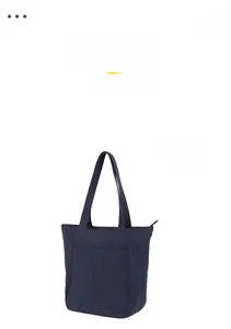 Dettaglio della borsa tote blu scuro in nylon con tasche frontali e chiusura a zip