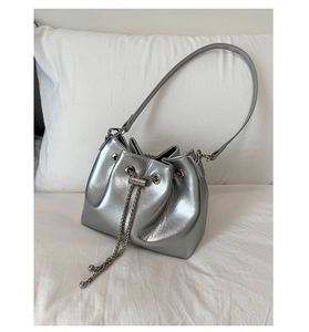 Détail du sac seau argenté métallisé avec cordon chaîne et finition brillante