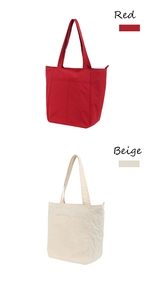 Dettaglio di grandi borse tote in nylon rosso e beige con cuciture e tasche frontali