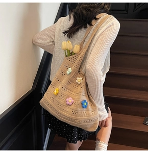 Dettaglio della borsa shopper in maglia traforata con fiori 3D colorati e ricamo