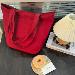 Macro di borsa tote rossa in nylon con manici larghi rinforzati e trama resistente
