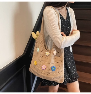 Dettaglio della borsa tote crochet bohémien con fiori 3D colorati e trama in maglia traforata