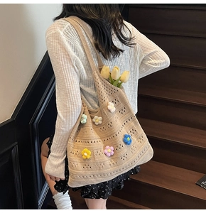 Dettaglio borsa shopper beige all'uncinetto con fiori 3D colorati e trama a maglia