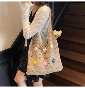 Dettaglio della borsa shopper beige all'uncinetto con fiori 3D e grande capacità