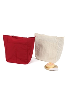 Dettaglio delle borse capienti rosse e bianche con tasche frontali e tessuto molto resistente