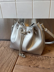 Sac Seau en Cuir PU Brillant pour Femmes Métallisé Plissé avec Cordon de Serrage Sac à Bandoulière avec Chaîne Argent Chic