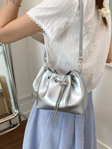 Sac seau chic argenté métallisé avec fermeture à cordon et bandoulière pour femme