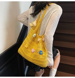 Dettaglio della borsa tote gialla all'uncinetto con motivi floreali e texture intrecciate