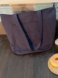 Grande borsa tote blu scuro in nylon dal design minimalista per il lavoro quotidiano