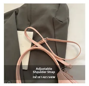 Dettaglio borsa rosa texture coccodrillo con fibbia regolabile in metallo argento