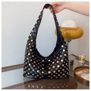 Détail du sac seau punk noir avec œillets argentés et clous métalliques sur cuir