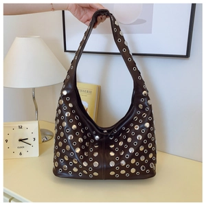 Vue détaillée du sac hobo punk marron foncé avec rivets argentés et œillets métalliques