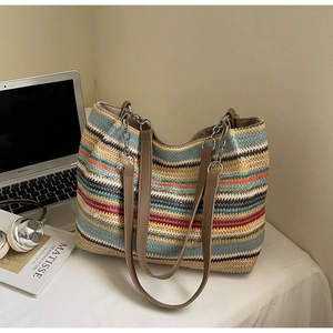 Détail du grand sac cabas tissé coloré avec bandoulière chaîne et motif à rayures