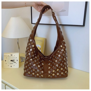 Détail du sac seau marron style punk avec rivets et œillets en métal argenté brillant
