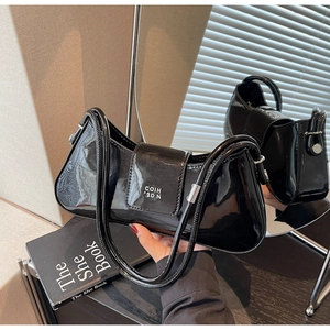 Détail du sac baguette en cuir verni noir brillant avec logo métallique argenté COIN 2DN