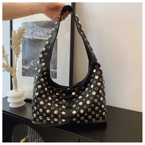 Vue détaillée d'un sac seau noir orné de clous argentés et d'œillets métalliques élégants