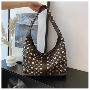 Détail du sac hobo punk marron foncé avec rivets argentés et œillets métalliques