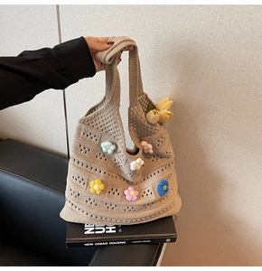 Dettaglio borsa shopper in maglia con fiori colorati 3D e raffinato motivo a trama aperta
