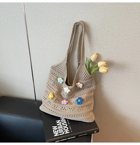 Dettaglio della borsa tote in maglia con fiori 3D e motivo a trama traforata chic